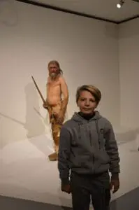 foto di un bambino in visita al museo di Otzi