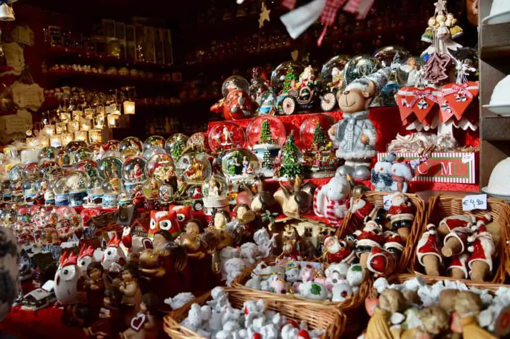 Mercatini di Natale Alto Adige 17 Bancarella al mercatino di Natale con addobbi natalizi