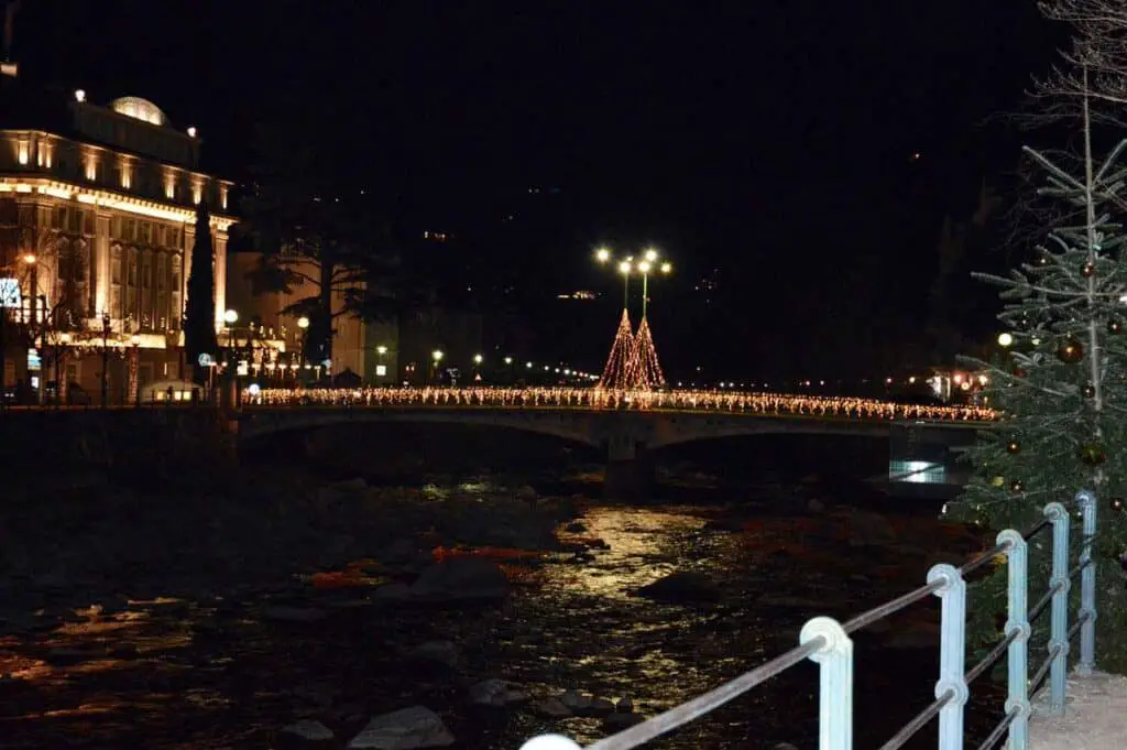 Mercatini di Natale Alto Adige 23 Ponte sul fiume Adige illuminato per Natale