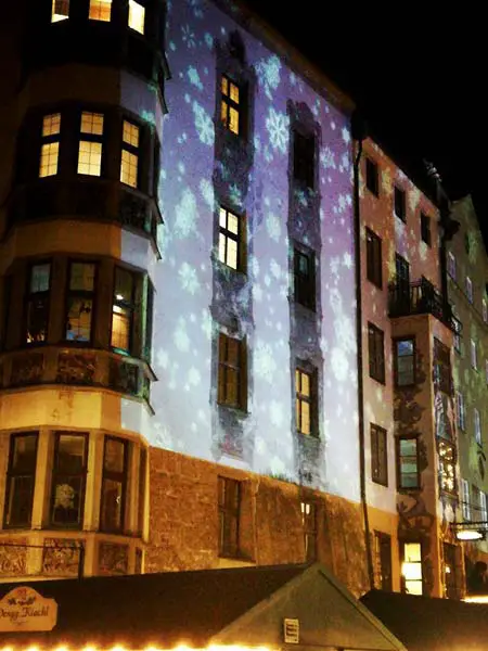 Natale a Innsbruck luci proiettate sui palazzi