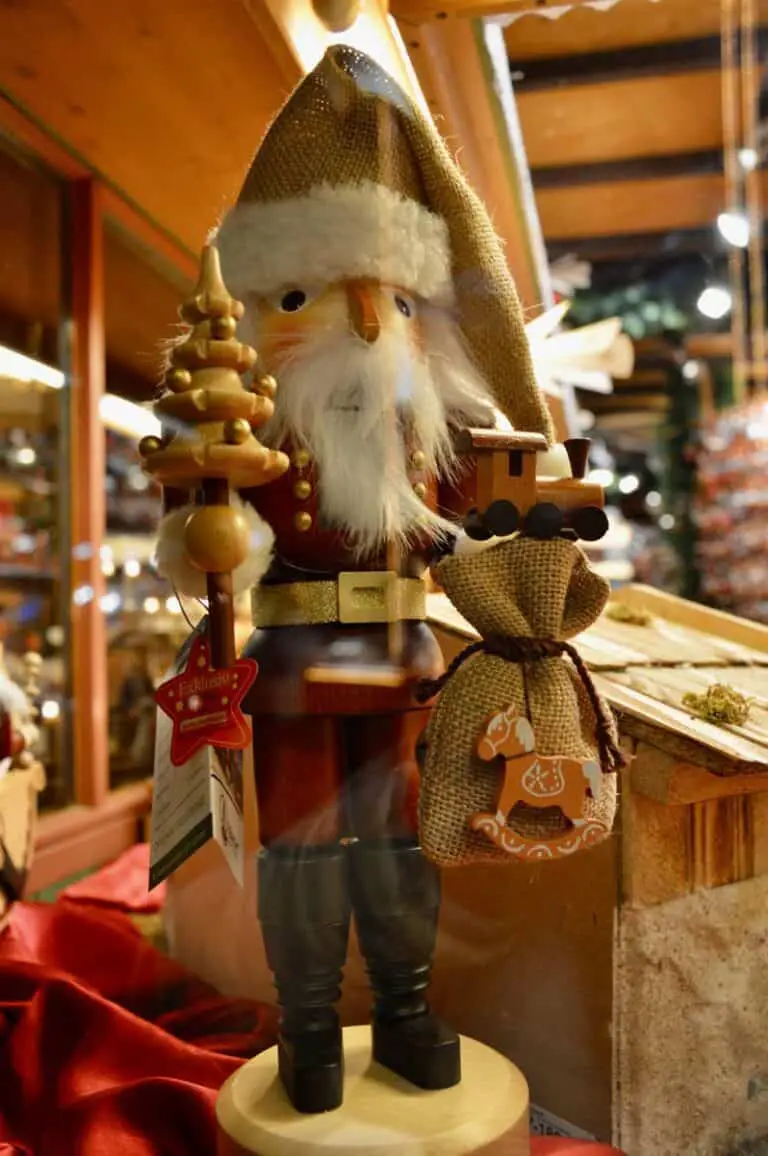 Schiaccianoci soldatino di legno 02 Soldatino Schiaccianoci con albero di Natale e sacca di iuta