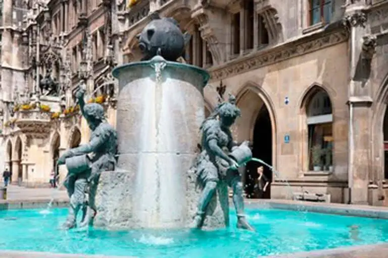 15 Curiosità e leggende su Monaco di Baviera fontana del pesce