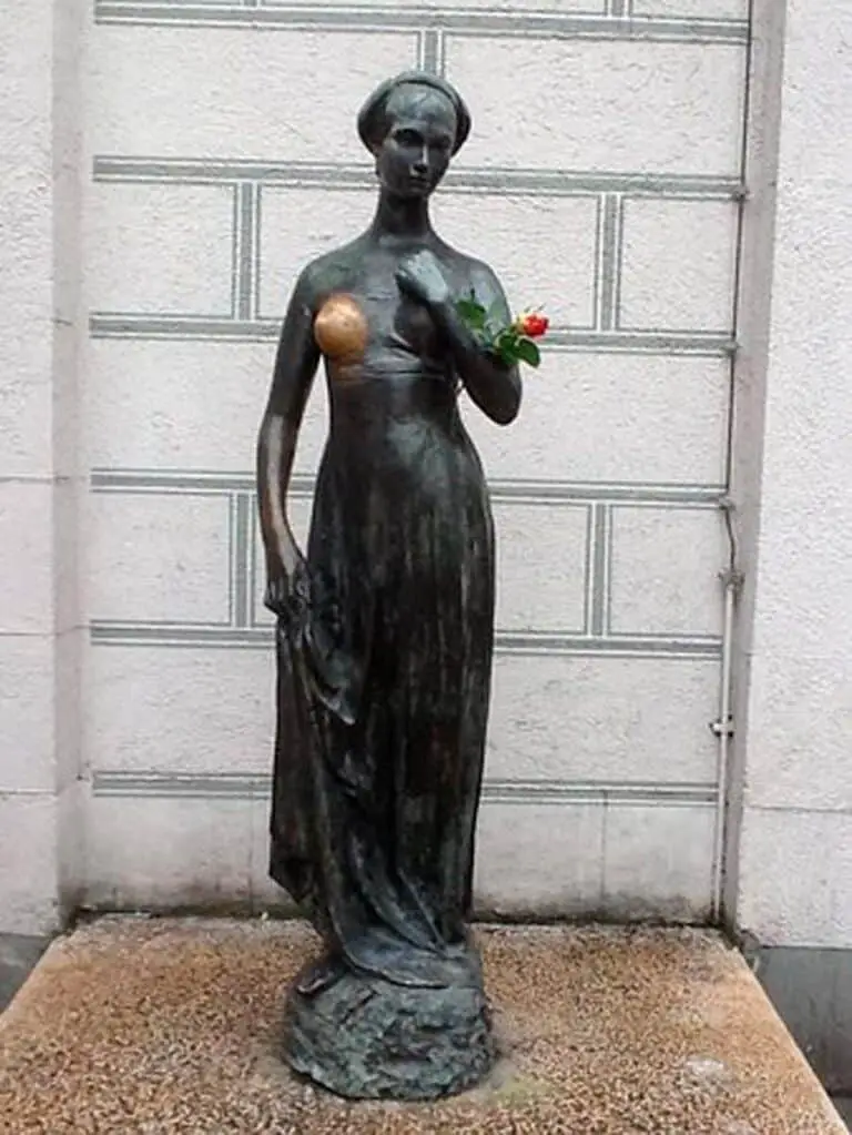 15 Curiosità e leggende su Monaco di Baviera statua di Giulietta Capuleti