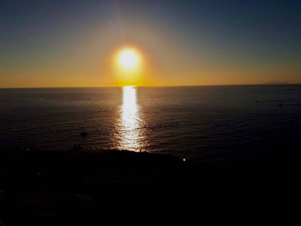 Tramonto a Santorini 02 Foto del sole che sta per tramontare nel mare a Santorini