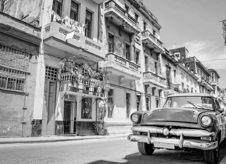Vacanza a Cuba 23 Auto tipica di Cuba parcheggiata in strada