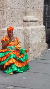 Vacanza a Cuba 25 Donna vestita con abito tipico di Cuba