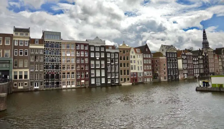 I Amsterdam City Card 08 Case su un canale di Amsterdam