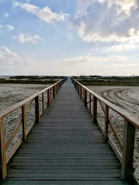 Ponte pedonale sulla spiaggia le Saline