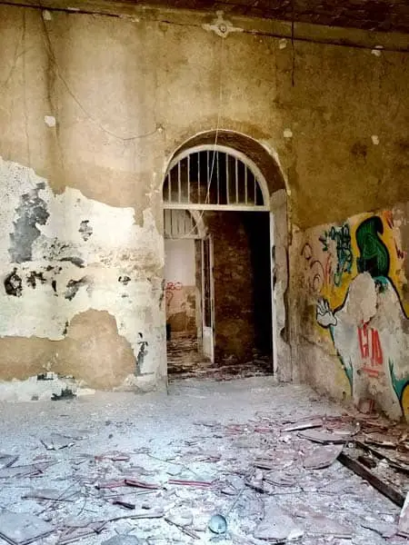 Mura deteriorate del Manicomio di Volterra
