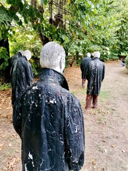 statue umane in un giardino