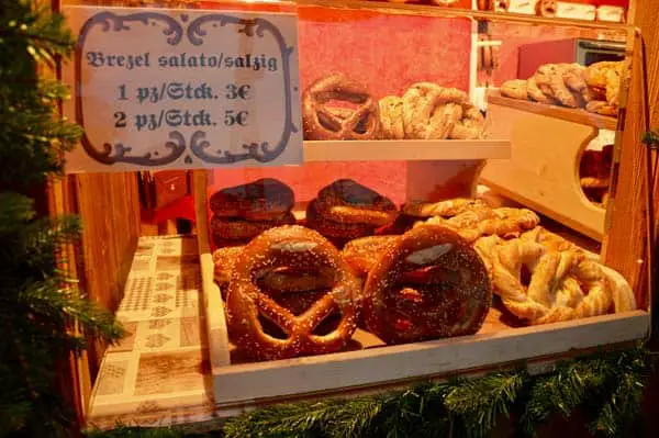 Mercatini di Natale Bolzano vetrina con prodotti tipici culinari