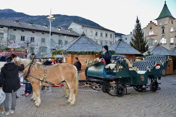 Carrozza trainata da cavalli ai mercatini di Natale Bressanone