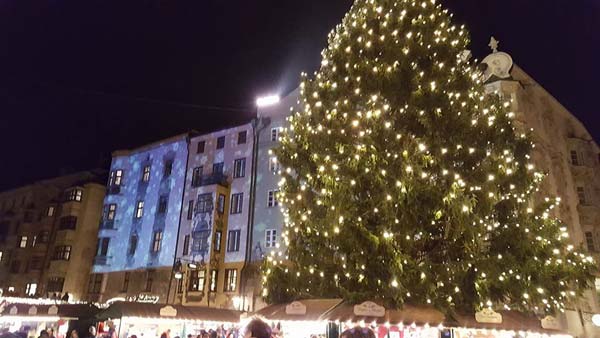 mercatini di natale innsbruck albero di natale addobbato