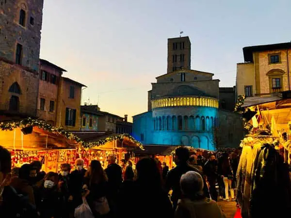 Mercatino di Natale Arezzo piazza grande illuminata