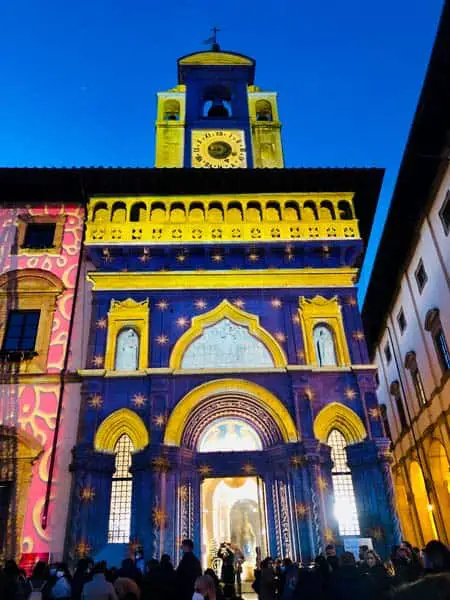 Mercatino di Natale Arezzo piazza grande illuminata
