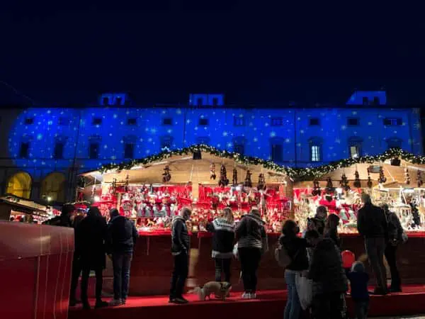 Mercatino di Natale Arezzo bancarelle in piazza grande