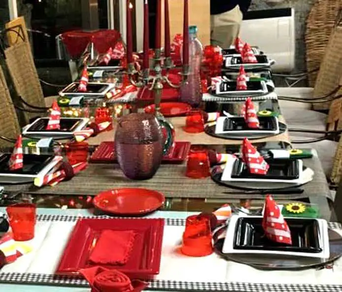 Tradizioni di Capodanno con la tavola apparecchiata di rosso e le candele