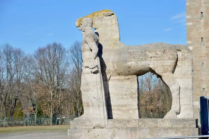 Statue dei conduttori di cavalli nell' Olympiastadion Berlino