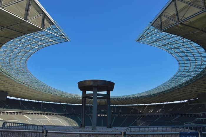 Fiaccola olimpica nell' Olympiastadion Berlino