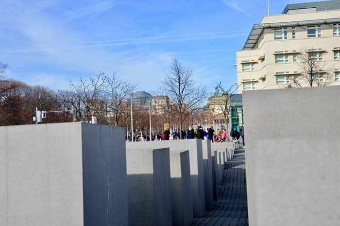 Persone in posa nel Memoriale per gli ebrei assassinati d'Europa