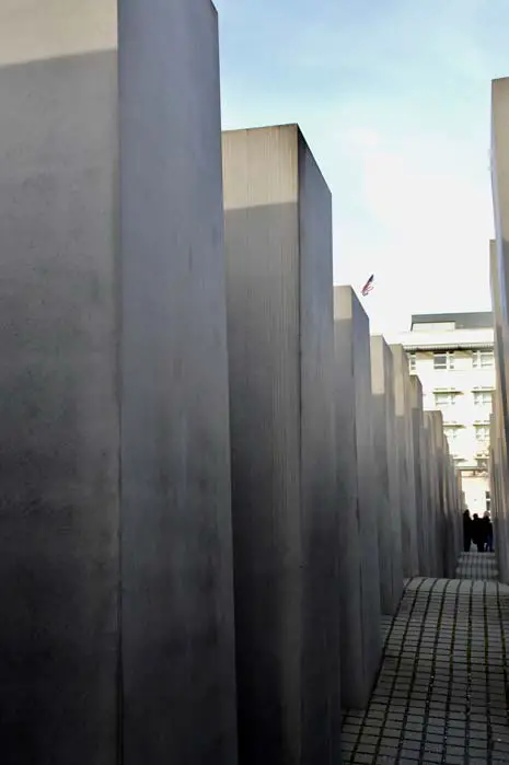 Senso di oppressione e disorientamento nel Memoriale per gli ebrei assassinati d'Europa