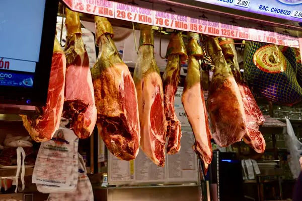 Prosciutti appesi nel Museo del prosciutto