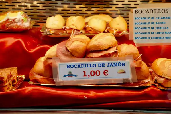 Cosa mangiare a Madrid? Un bocadillo con jamon al museo del jamon di Madrid!