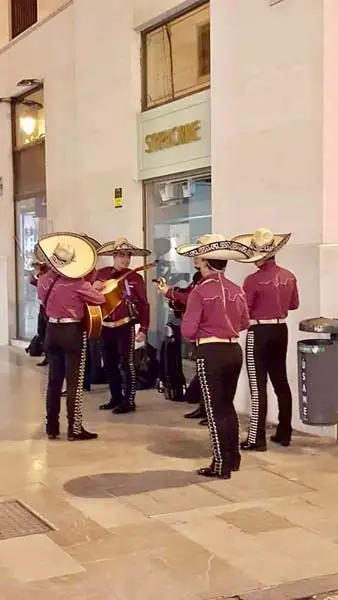suonatori ambulanti vestiti da messicani con sombreros