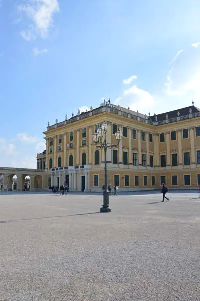 Il Castello di Schonbrunn visto dalla piazza