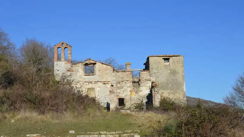 Calvana: trekking alla scoperta di un borgo abbandonato