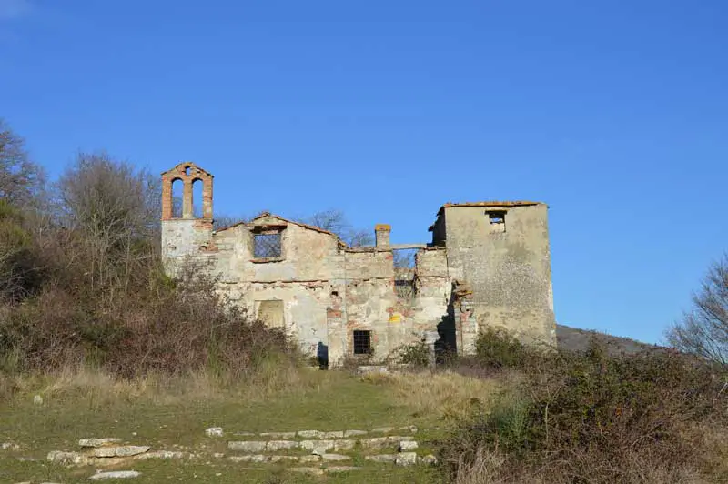 Calvana: trekking alla scoperta di un borgo abbandonato