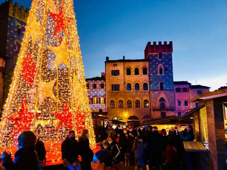Piazza Grande a Arezzo addobbata e illuminata per Natale