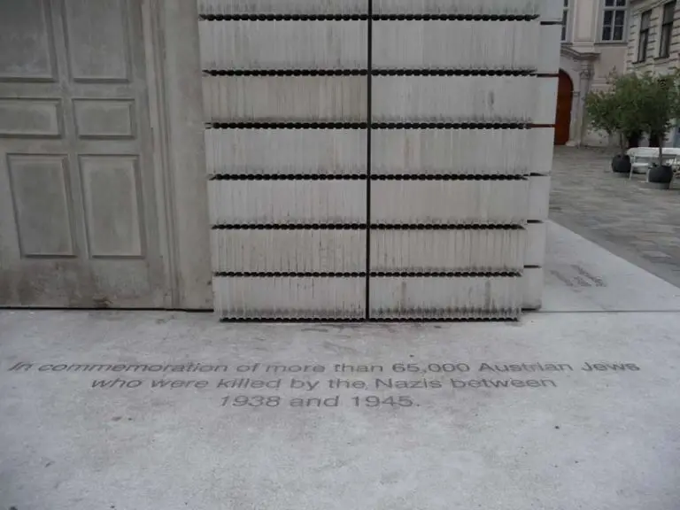 Scritta sul Monumento alle vittime ebraiche austriache della Shoah a Vienna