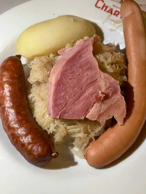 Specialità francese Choucroute alsaziana