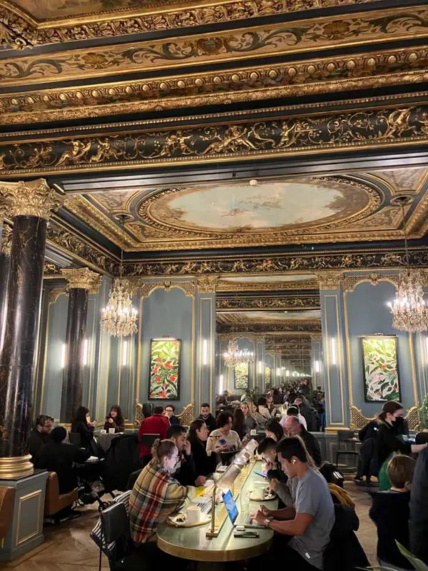 dove mangiare a Parigi: sala studio dello Starbucks