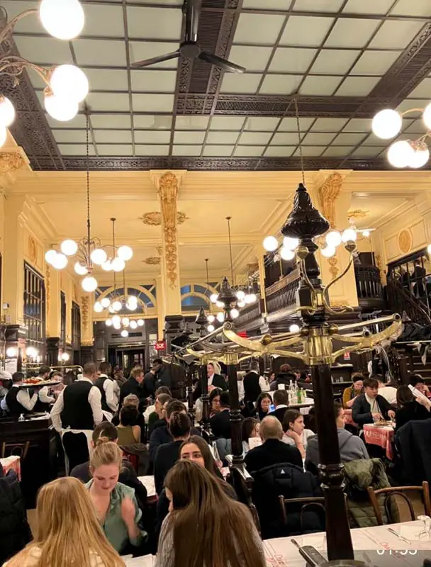 Sala interna del Bouillon Chartier uno dei locali dove mangiare a Parigi