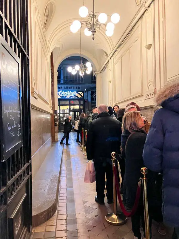 Persone in fila fuori del Bouillon Chartier uno dei locali dove mangiare a Parigi