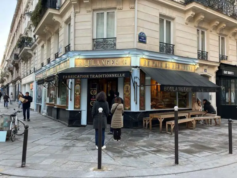 Entrata della boulangerie Du pain et des idees uno dei locali dove mangiare a Parigi