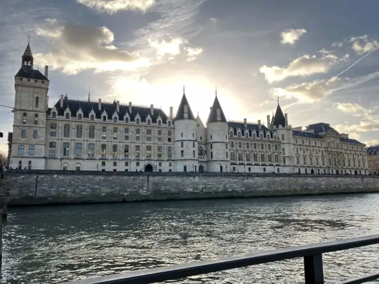 Vista della Conciergerie di Parigi