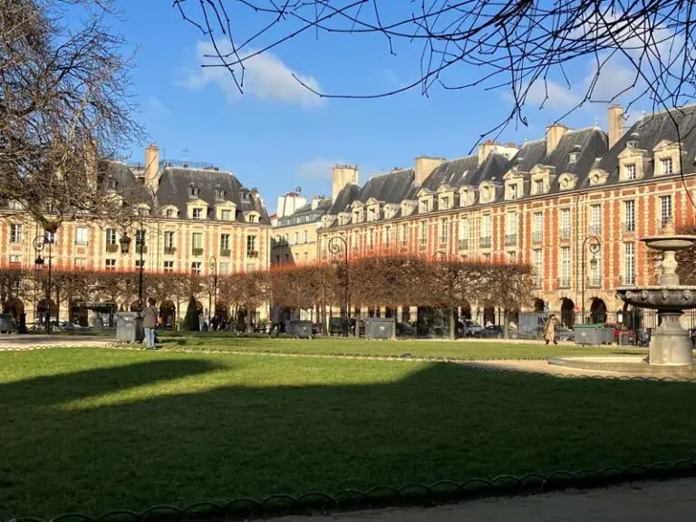 Place de Vosges a Parigi