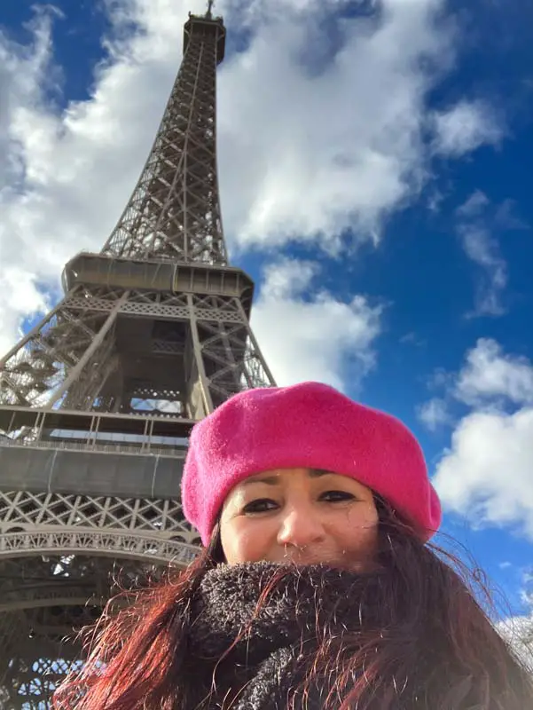 Turista sotto la torre eiffel a Parigi
