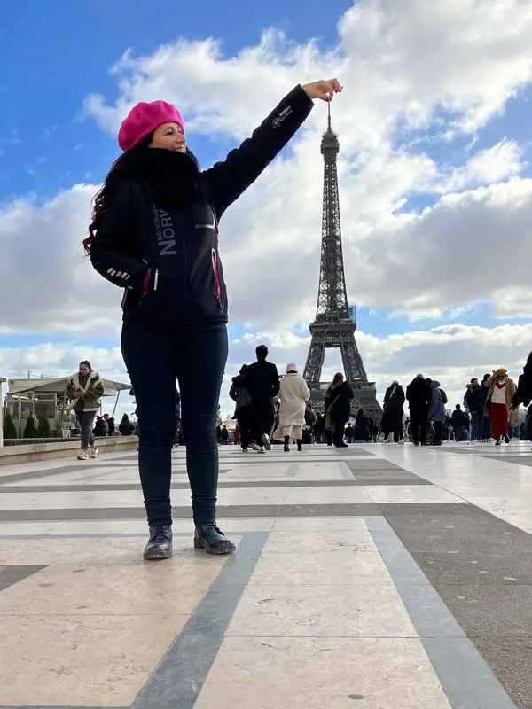 Turista sotto la torre eiffel a Parigi