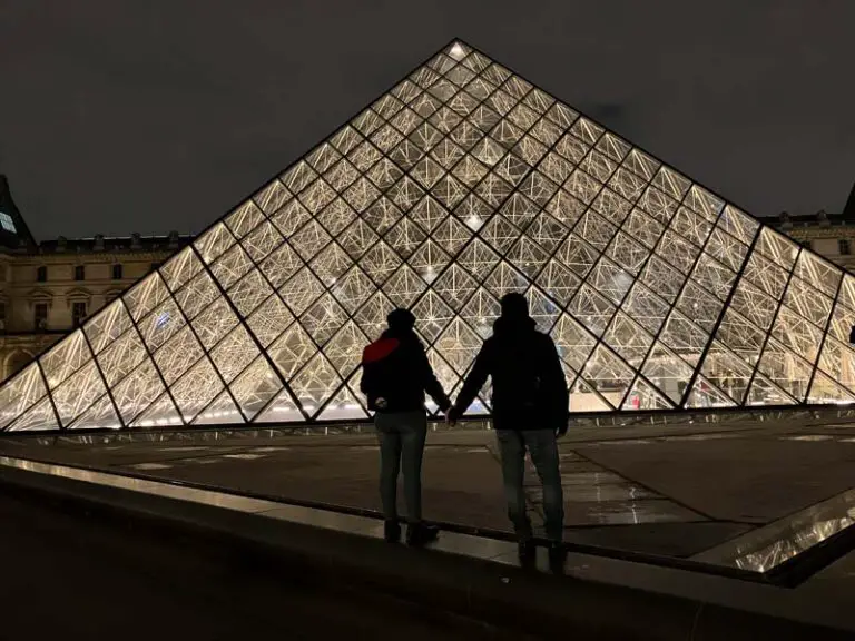 cosa vedere a Parigi in 3 giorni: Piramide del Louvre illuminata di notte