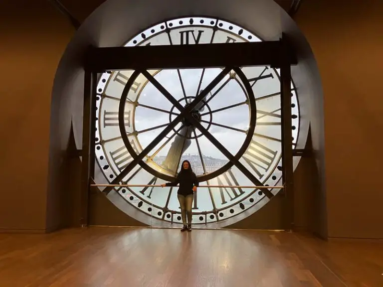 Turista dentro al museo d'Orsay a Parigi