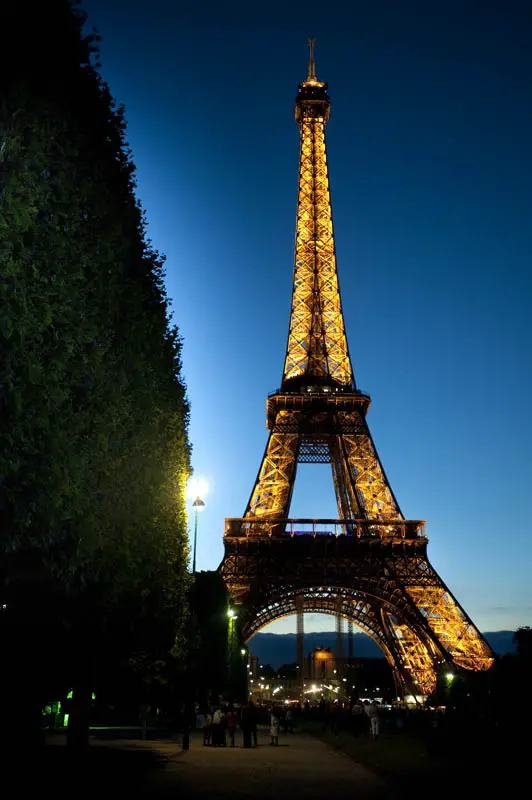 Torre Eiffel di notte illuminata