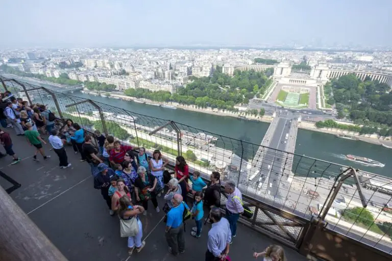 Turisti in cima alla Torre Eiffel