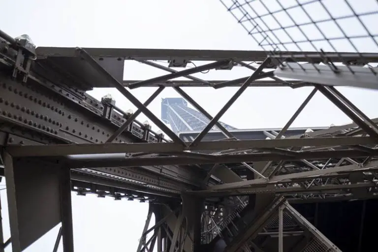 Particolare delle travi in ferro della Torre Eiffel