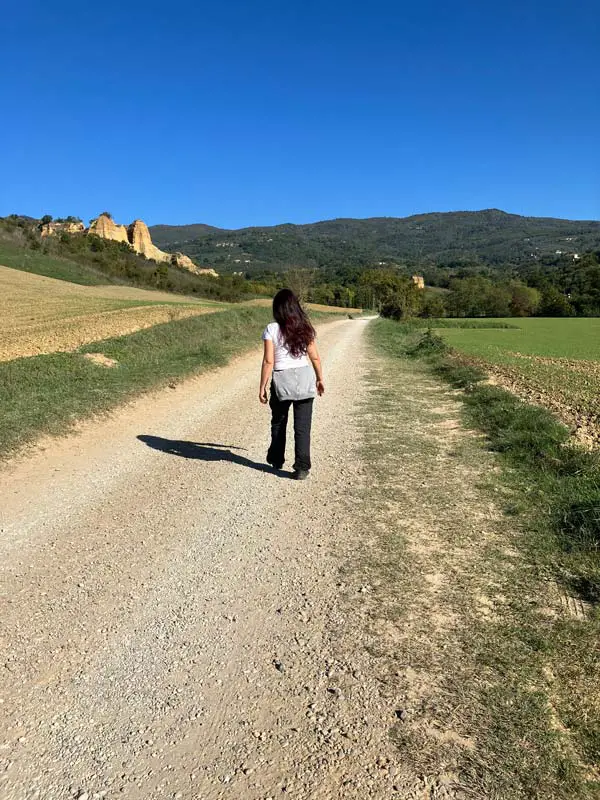 escursionista in visita alle balze del Valdarno