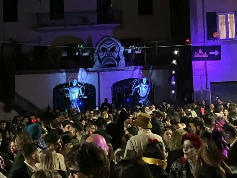 folla alla festa Halloween Borgo a Mozzano