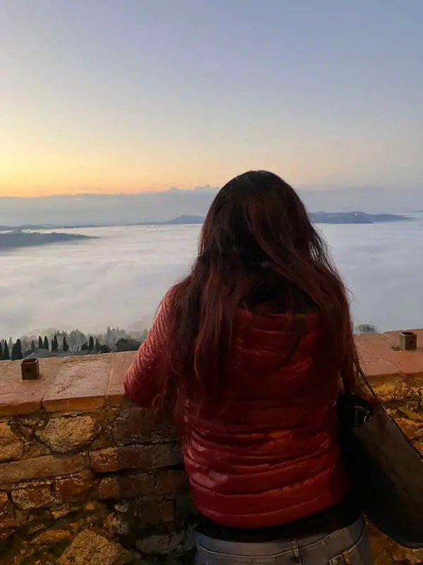donna che guarda il tramonto a montepulciano